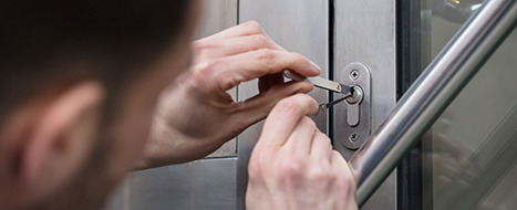 Emergency Locksmith Picking Lock